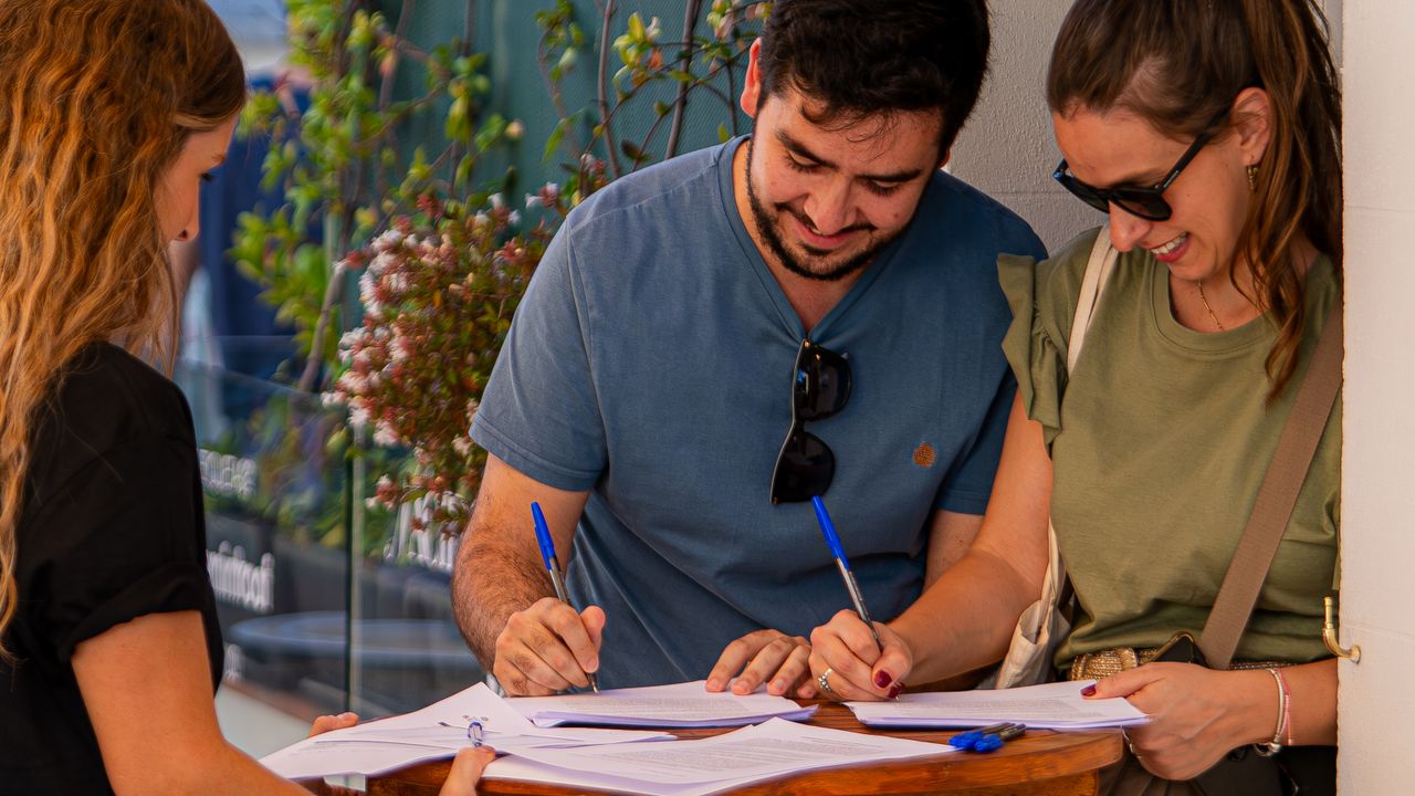 Grupo de socios revisando documentos