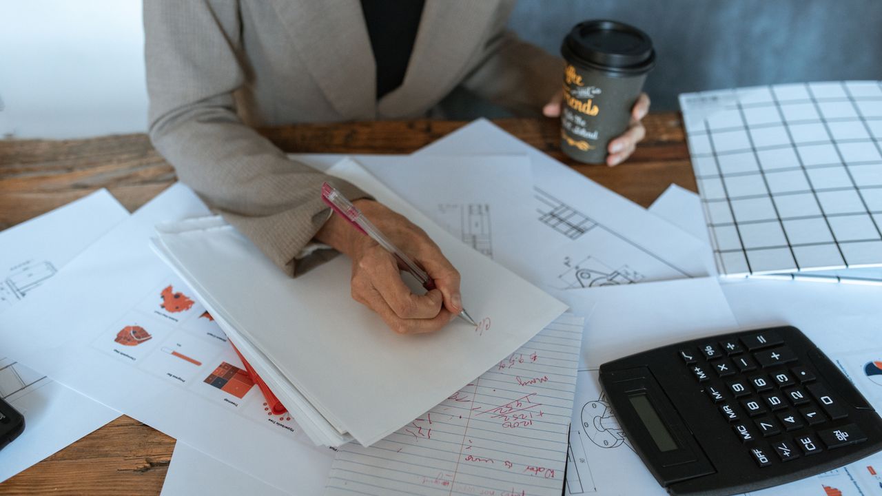 Calculadora y planilla de cálculo sobre un escritorio