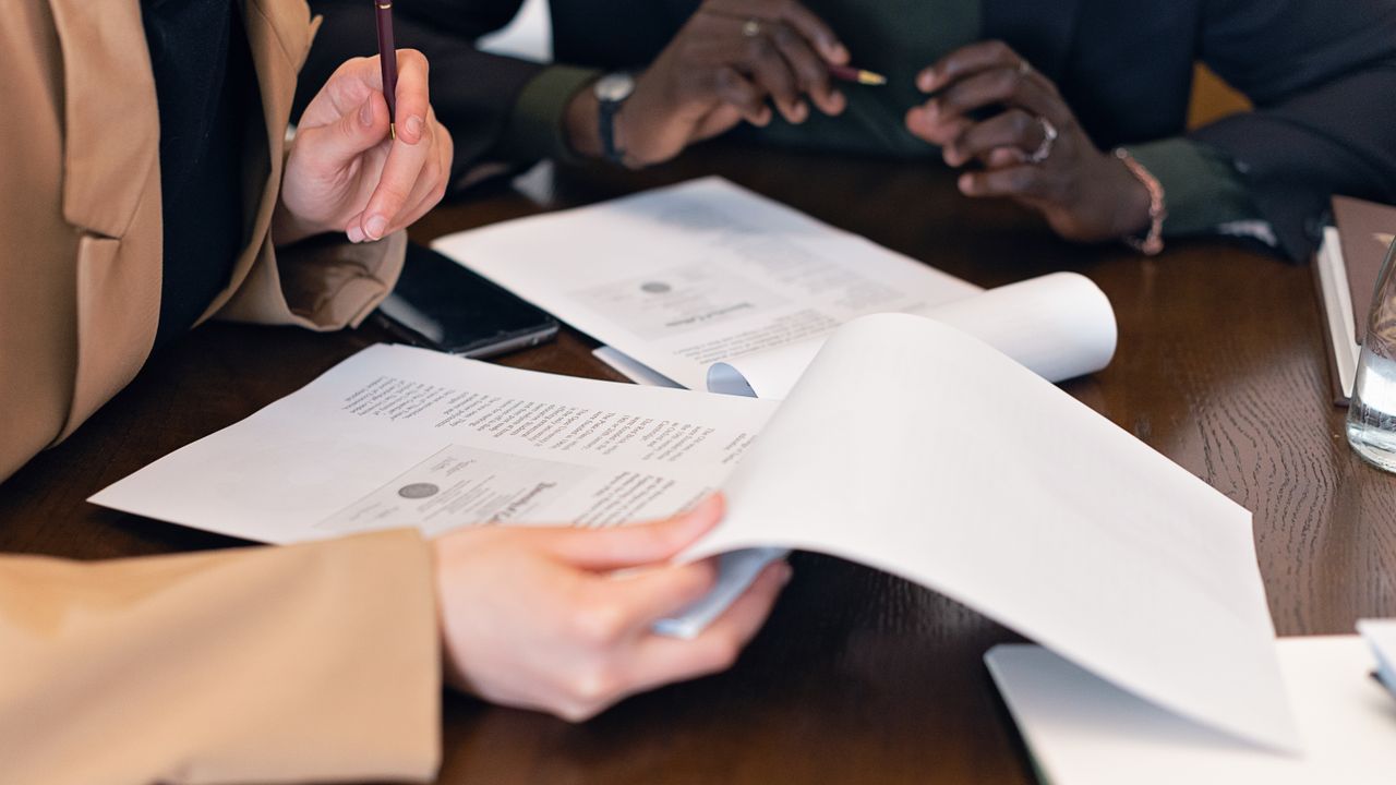 Reunión de trabajo con documentos sobre la mesa