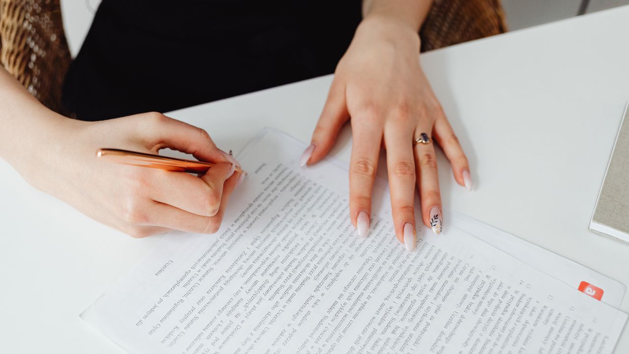 Dos personas firmando un contrato