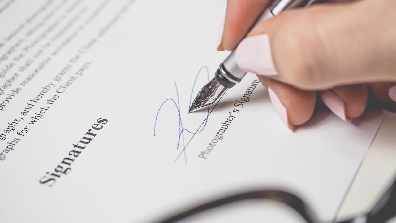 Documento firmado visto con una lupa