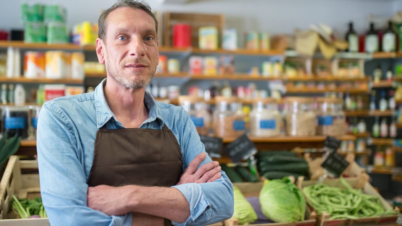Almacén de barrio con sus estantes surtidos