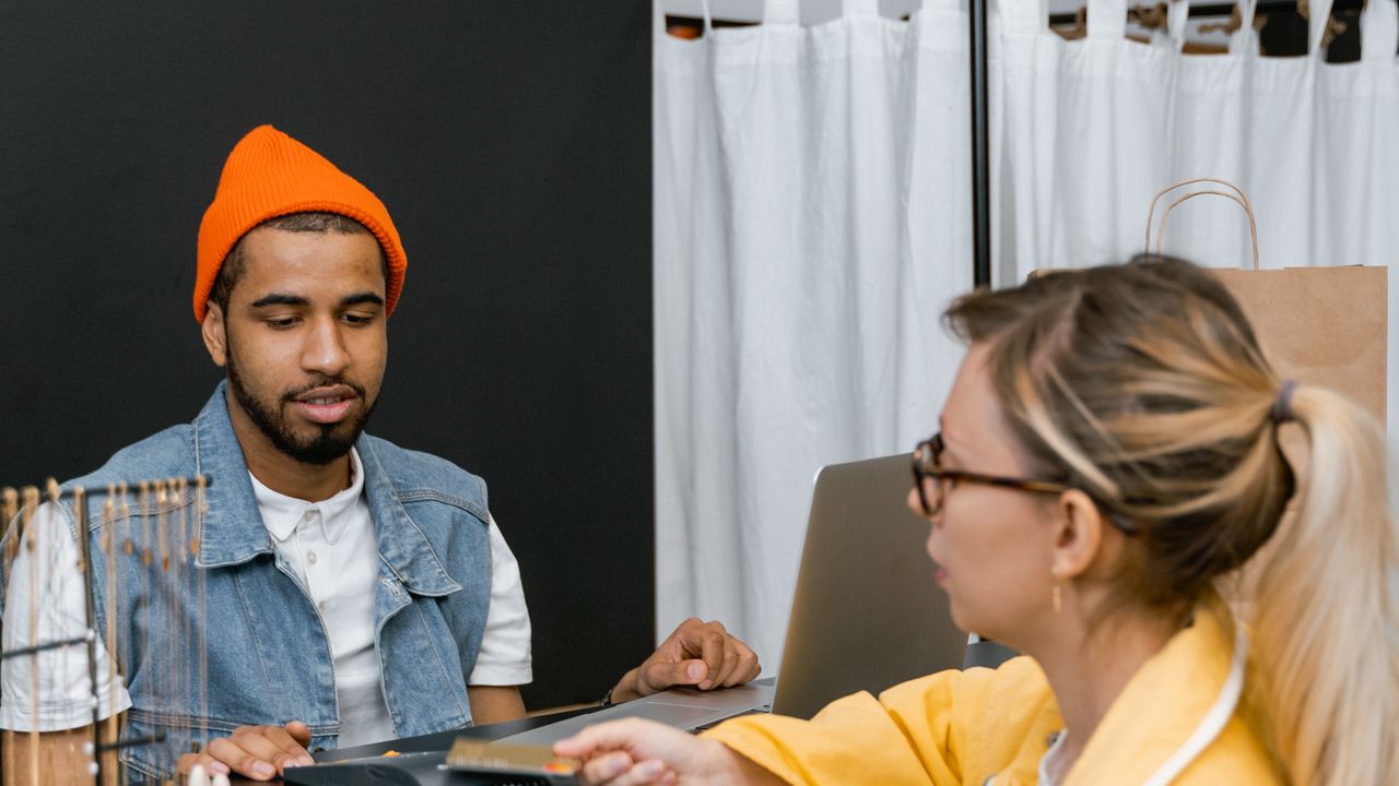 Dos emprendedores trabajando con un computador