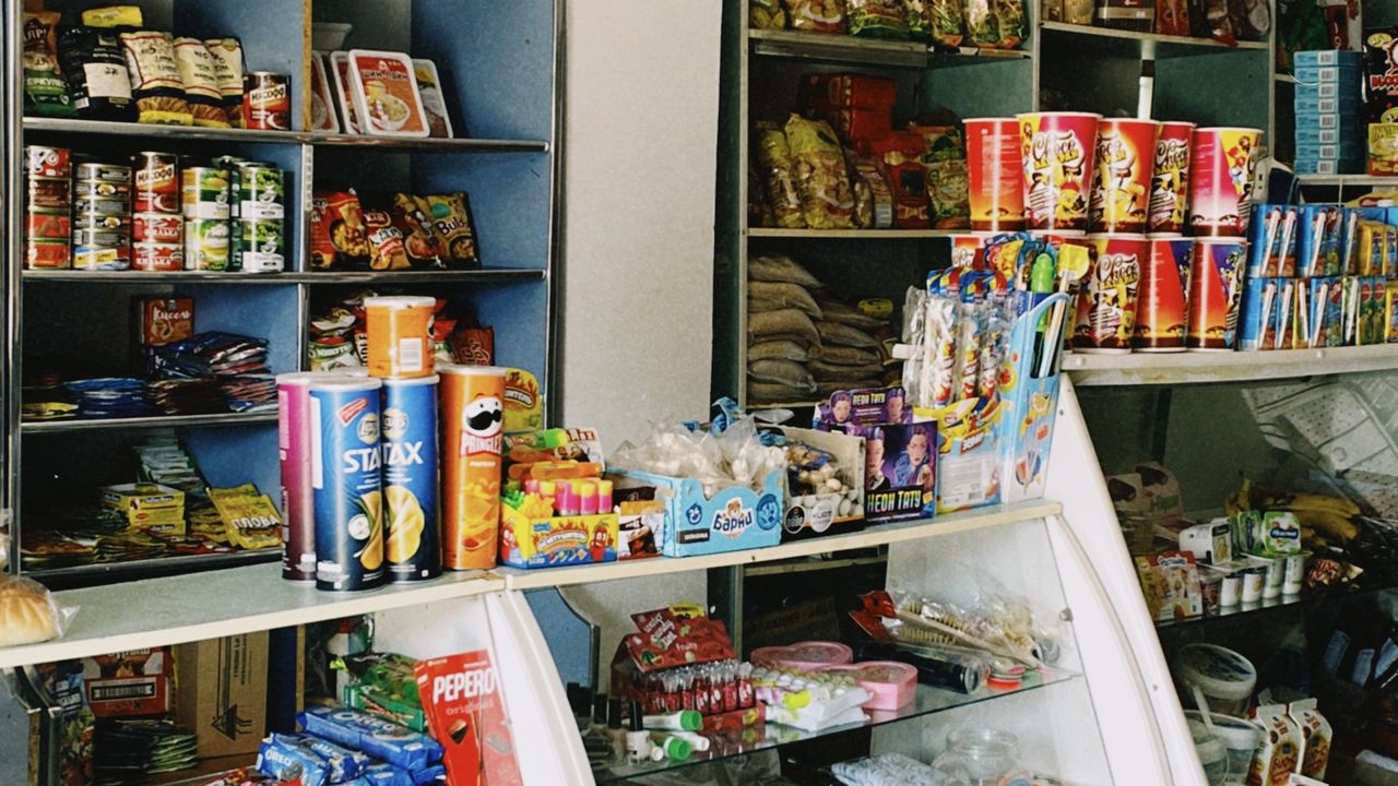 Estantería de un almacén con productos