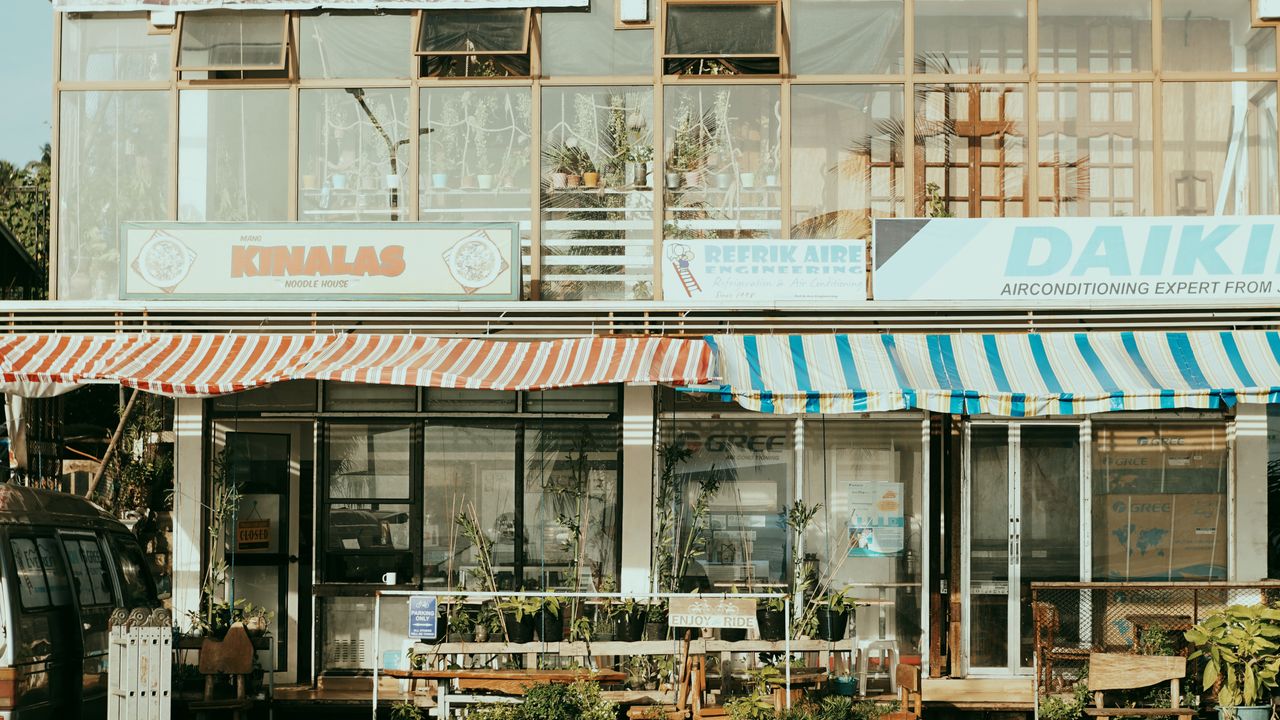 Fachada de un local comercial con su toldo