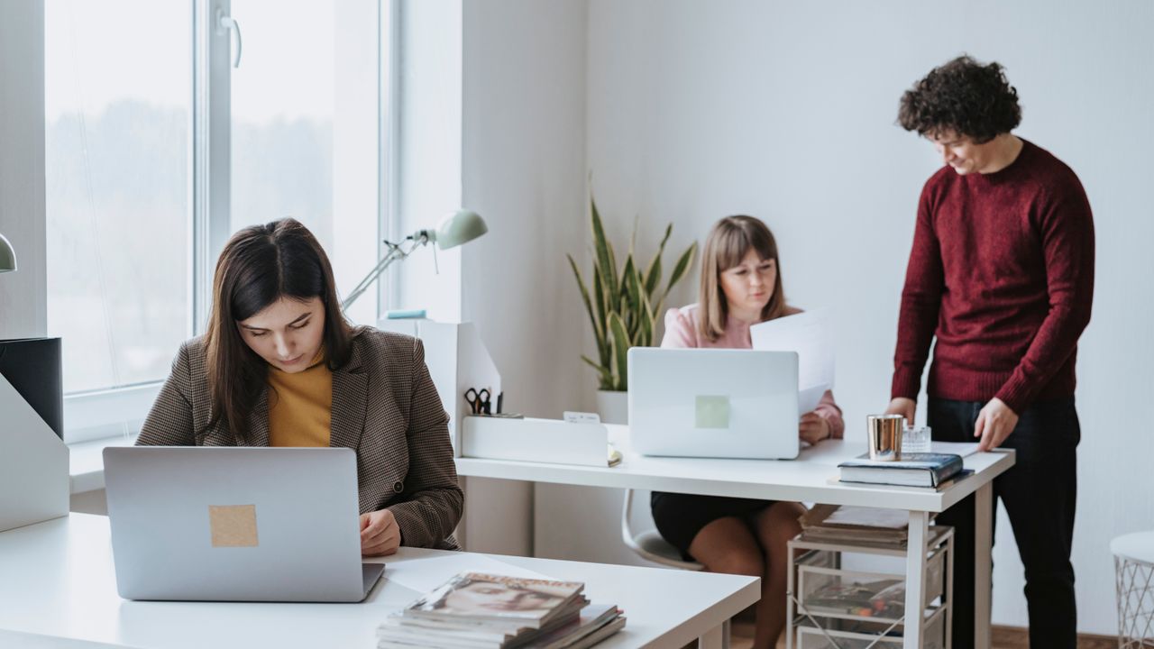 Espacio de trabajo compartido con varias personas