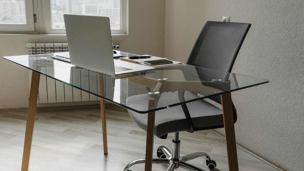 Escritorio despejado junto a una ventana