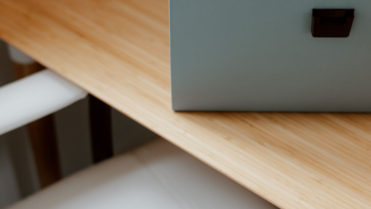 Computador portátil sobre una mesa de madera