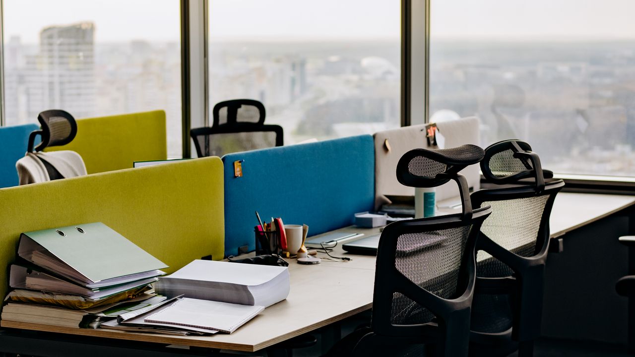 Oficina moderna con puestos de trabajo compartidos